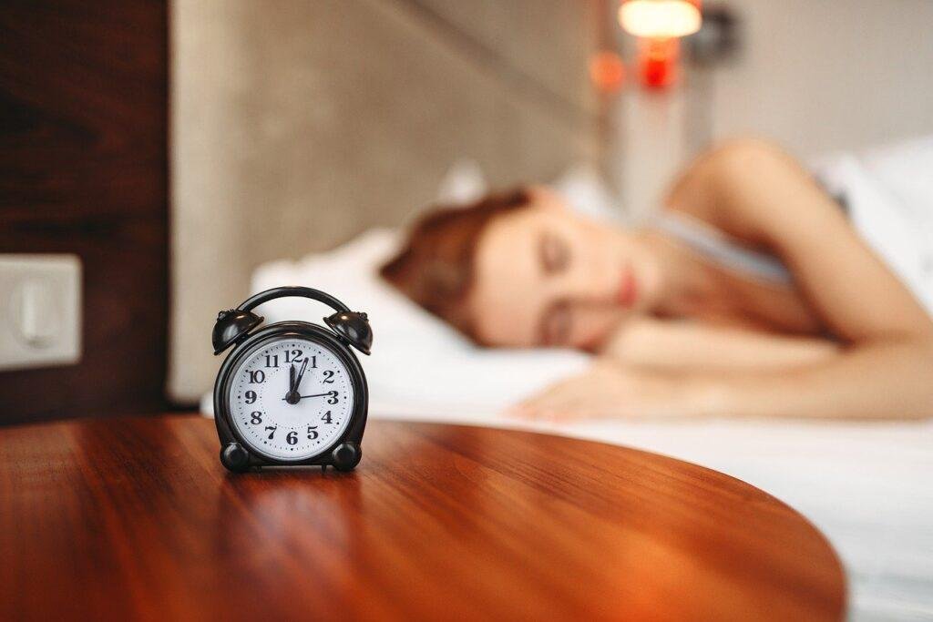 A women is sleeping with alarm