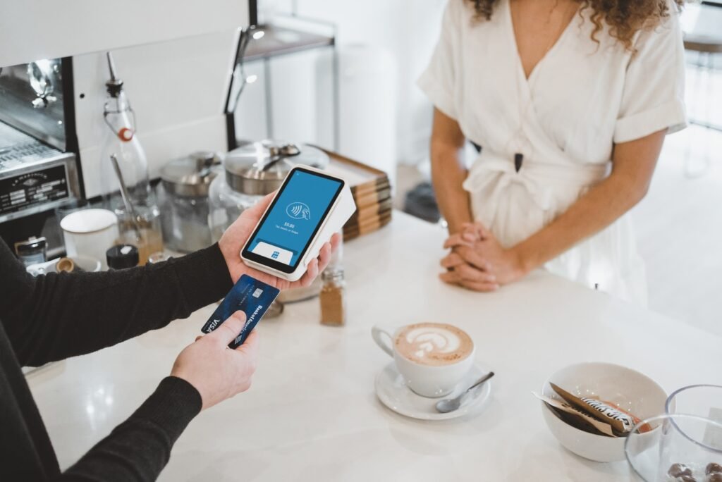 women paying her shopping bill by using credit card